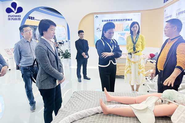 热烈欢迎全国十四届政协委员杨英一行莅临深圳作为科技考察指导