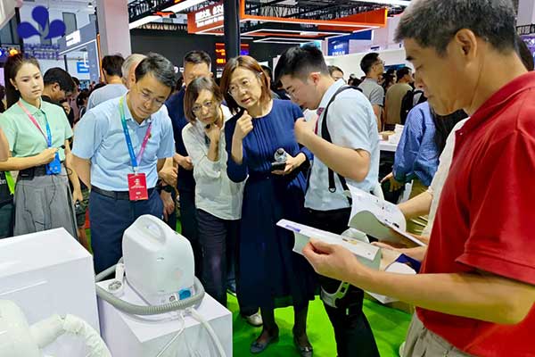 作为科技闪耀2025世界机器人博览会，AI⁺智慧养老健康平台引领行业新潮流