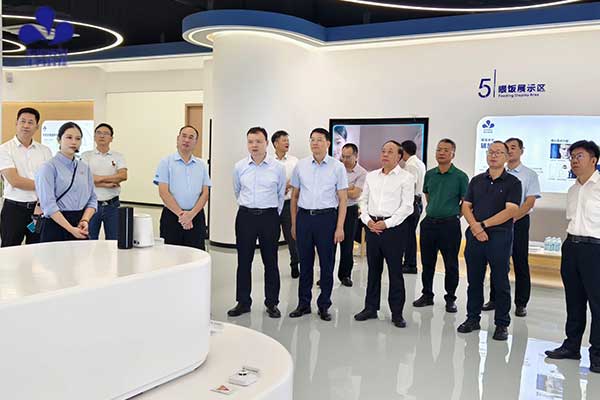 民政部刘振国副部长莅临作为科技指导护理机器人创新应用工作