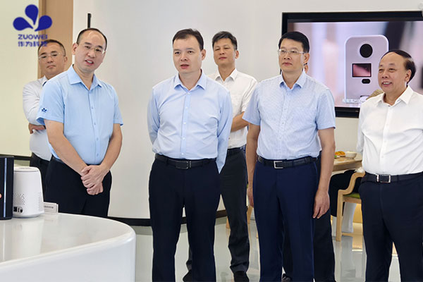 民政部刘振国副部长莅临作为科技指导护理机器人创新应用工作