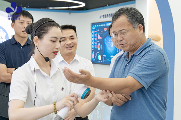 深圳市龙华区人大常委会及民政局领导一行莅临作为科技考察调研
